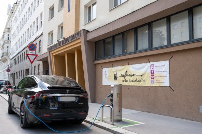 Elektrotankstelle vor der Pauluskirche