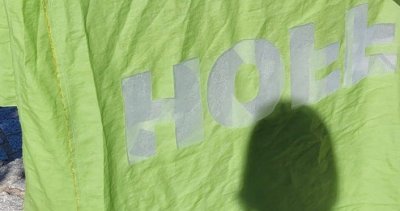 Der Bildausschnitt zeigt ein Fenster-Textil, angebracht an den Kirchenfenstern der Pauluskirche, mit den Lettern „Hoffnung