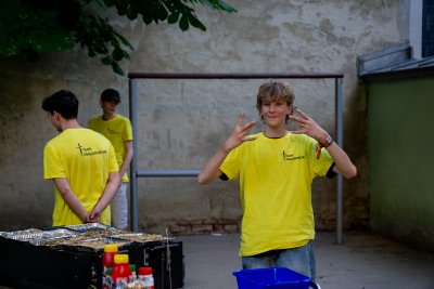 Das Pauli-Team erkennt man an den Shirts und Umhängern